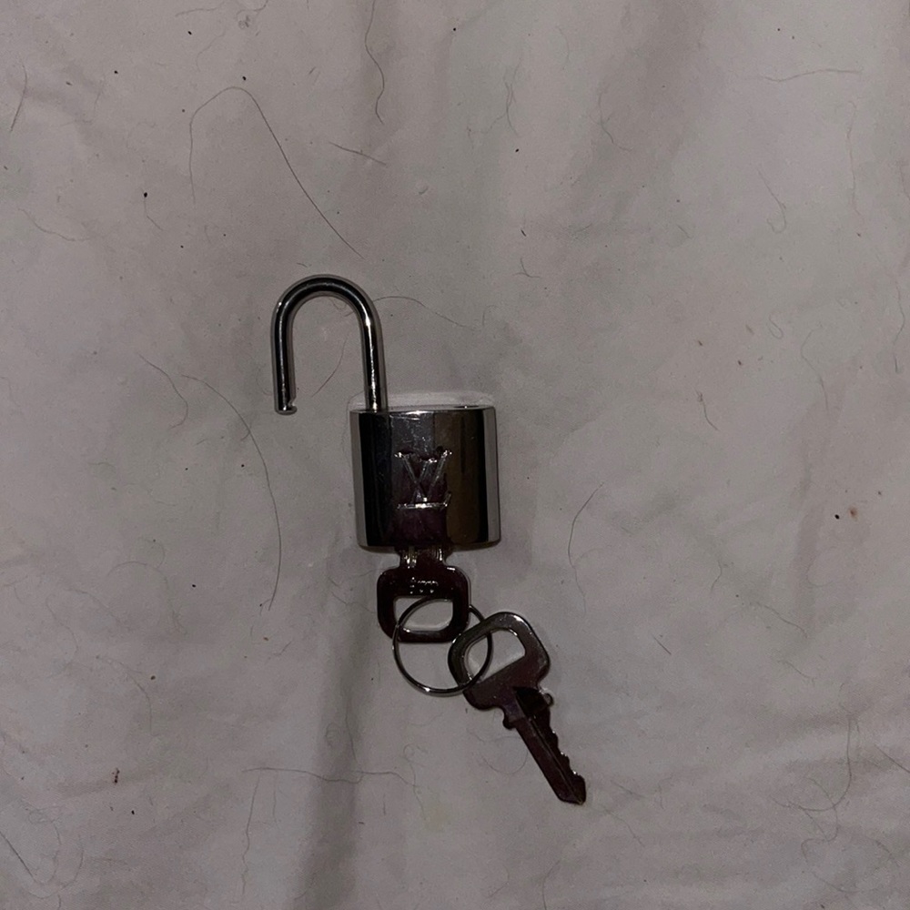 VERY SHINY LOUIS VUITTON SILVER LOCK AND KEY. EXCELLENT CONDITION